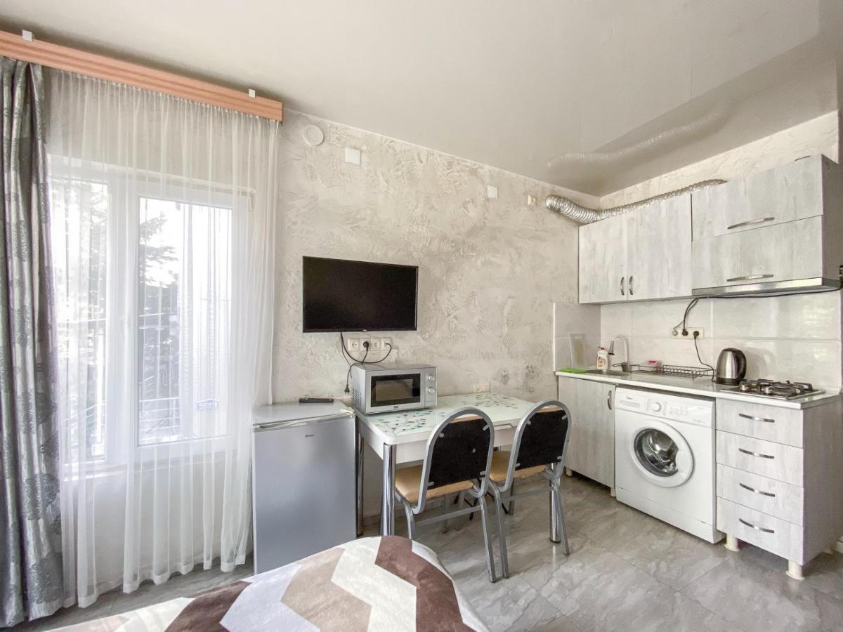 Apartment Studio Maksim Batoemi Buitenkant foto