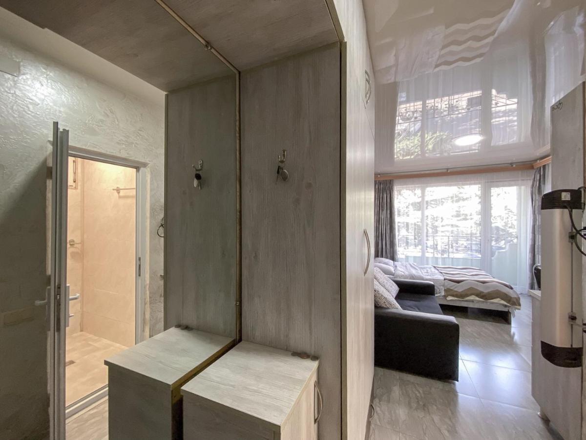 Apartment Studio Maksim Batoemi Buitenkant foto